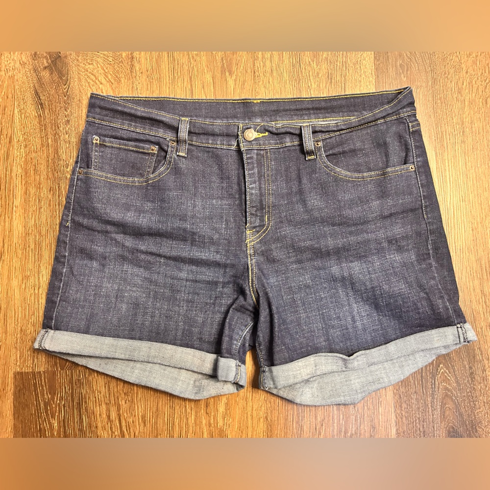 Levi’s Women’s Dark‎ Wash Denim Jean Shorts Rolled-Up Cuff Size 32 5” Inseam